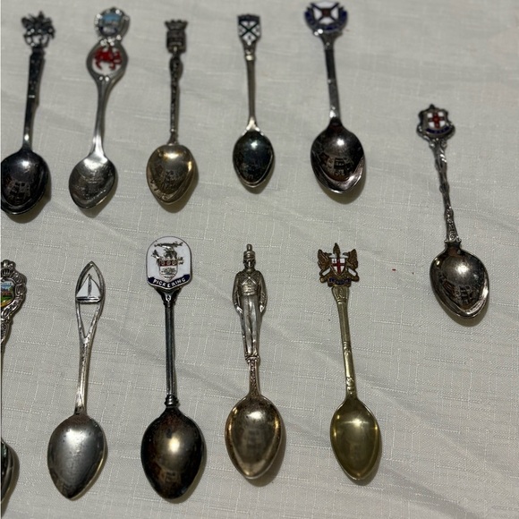 Vintage Collectible Souvenir Spoons Set - Picture 3 of 3